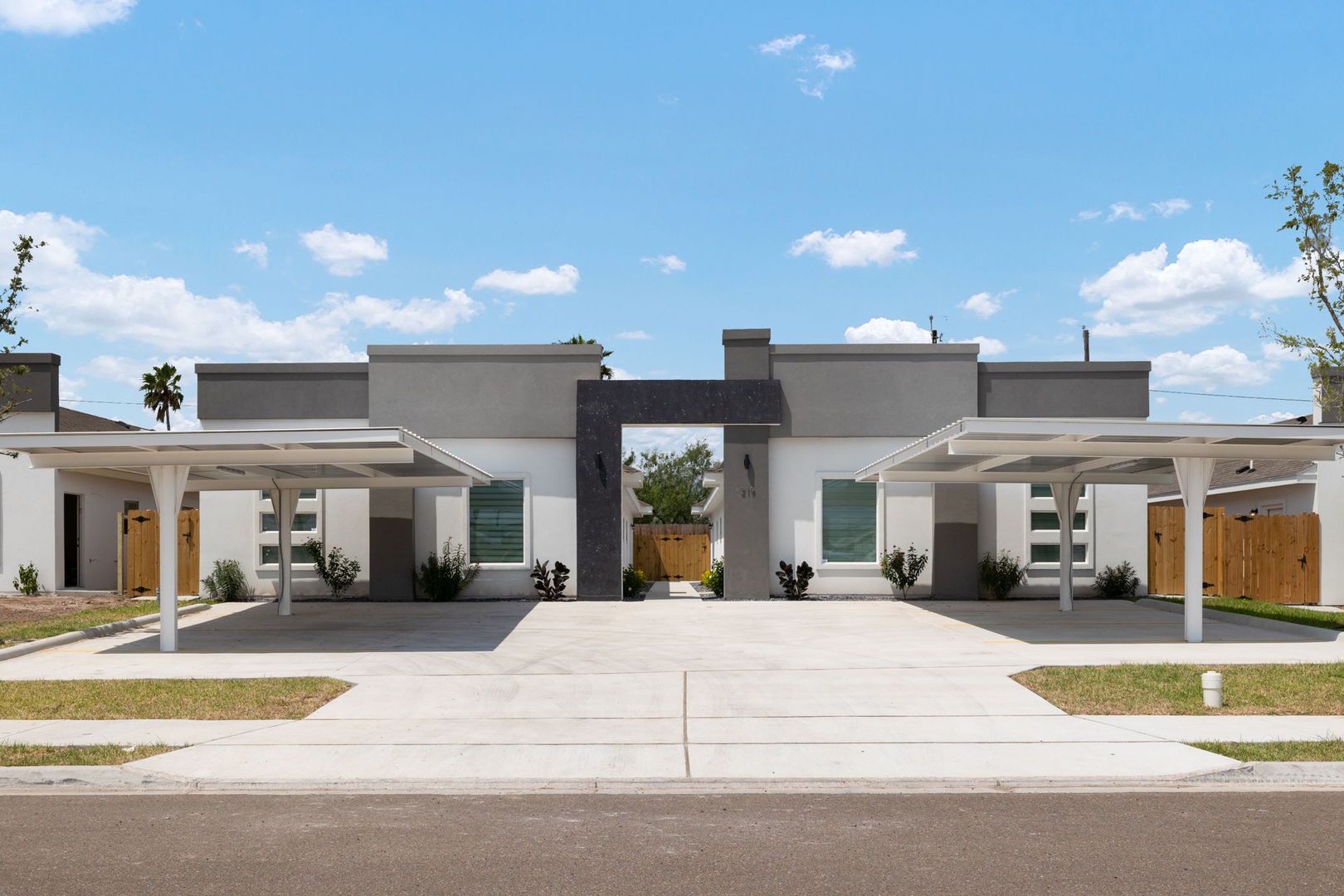 Alton Apartment: 120 W DiamondHead