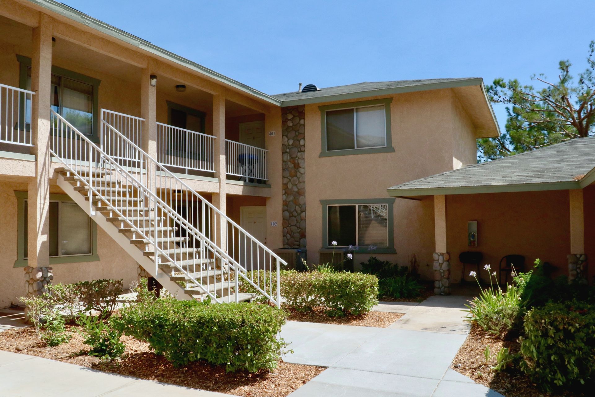 Hesperia Apartment: 17172 Donert St.