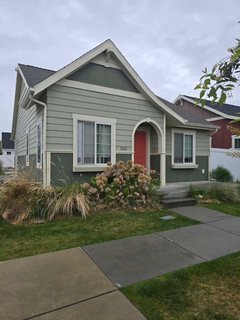 Billings House: 5247 Golden Hollow Rd