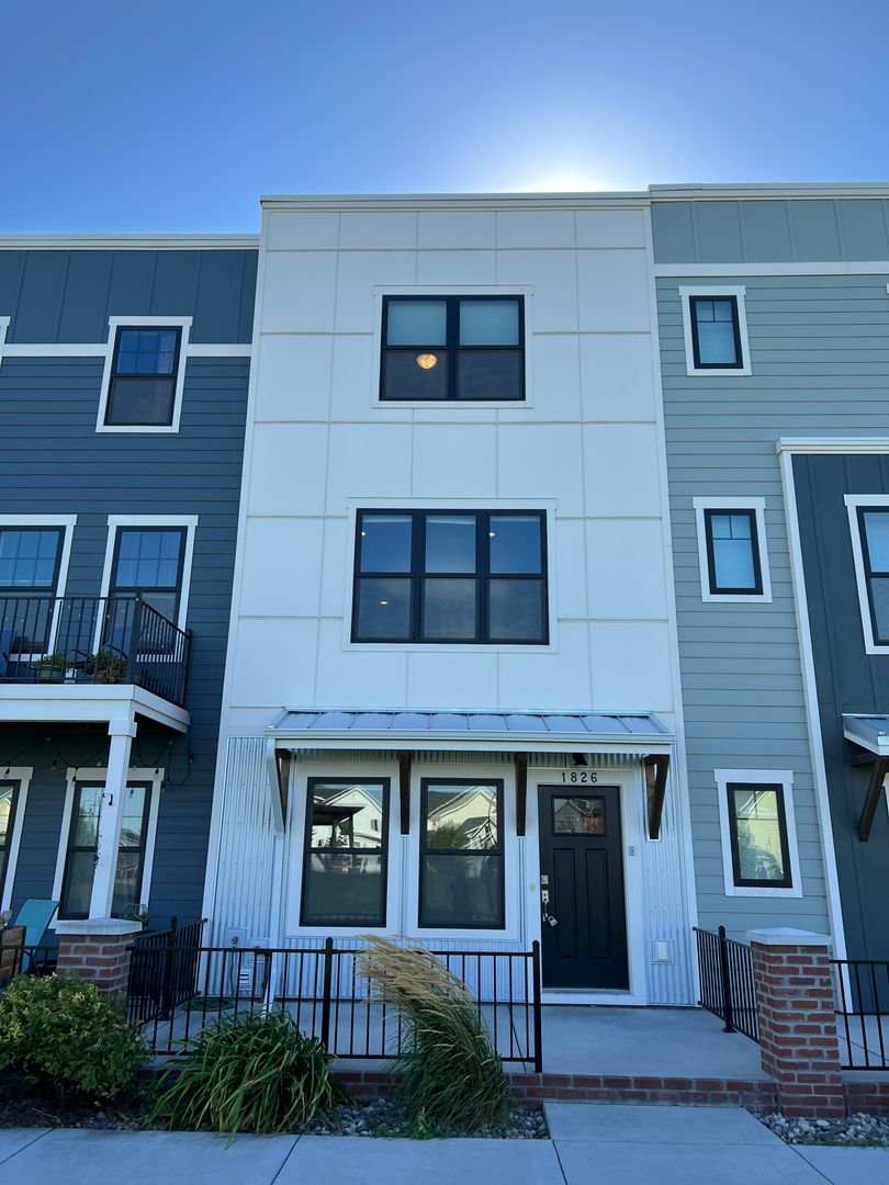 Billings House: 1826 Lost Creek Rd