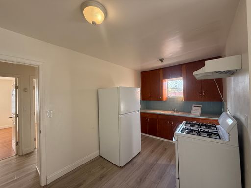 *Newly Updated 2 Bedroom Duplex unit in Santa Paula*