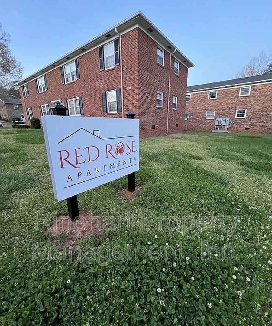 Lancaster Apartment: 417 Plantation Road