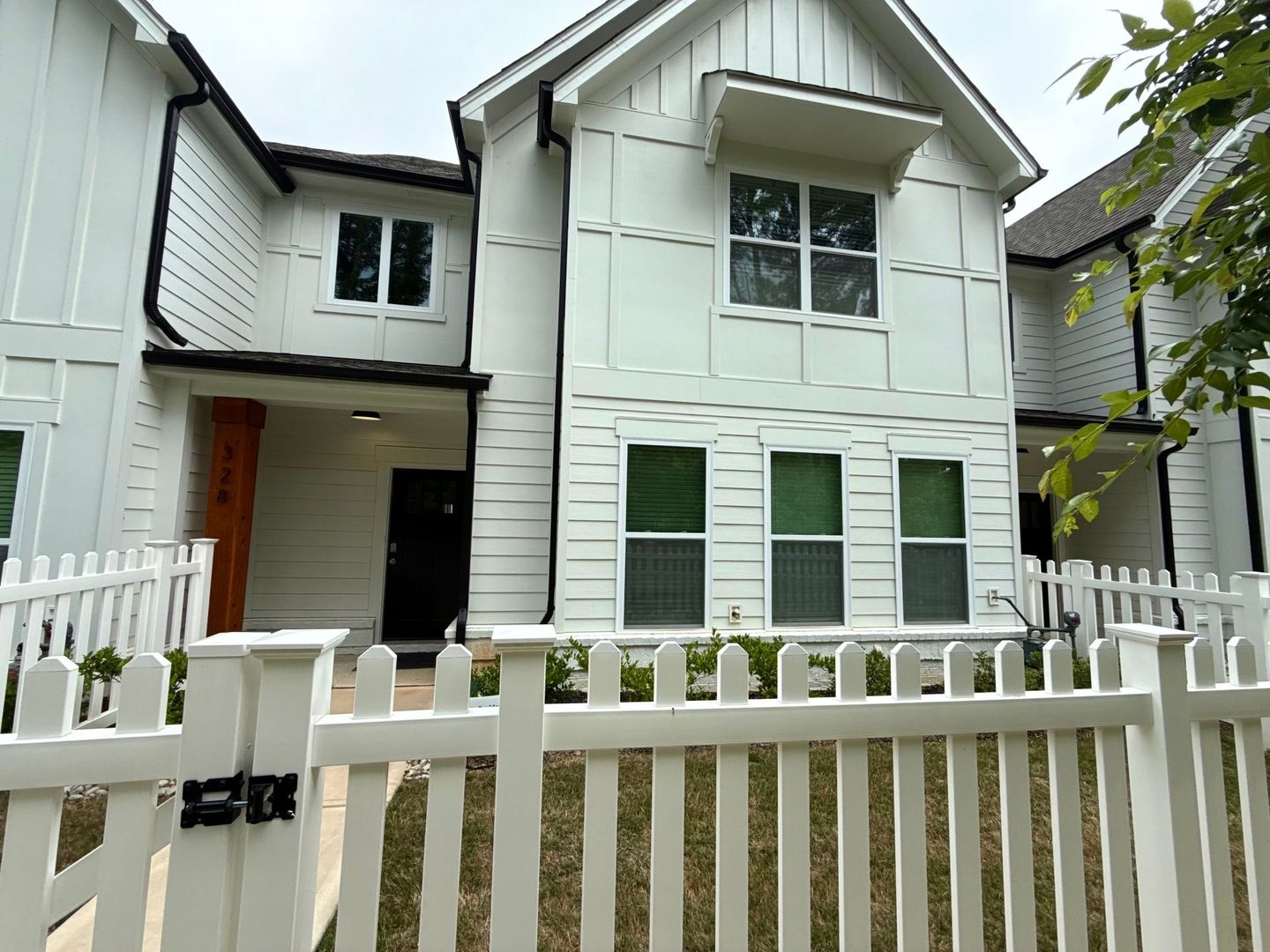 Rock Hill House: 328 Ginsberg Rd