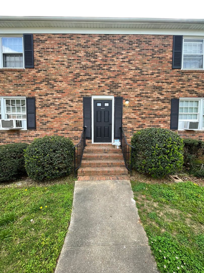 Lancaster Apartment: 1045 E Meadow Drive