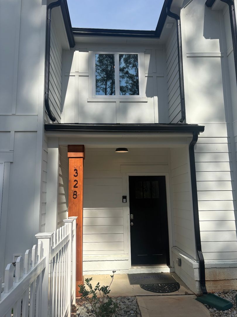 Rock Hill House: 328 Ginsberg Rd