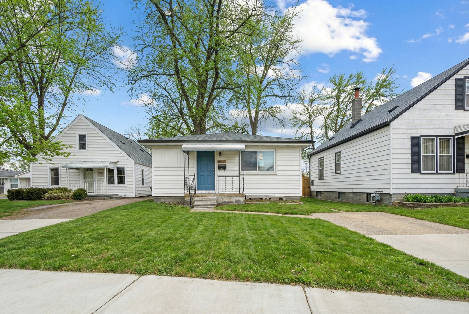 Warren House: 22366 Columbus Ave