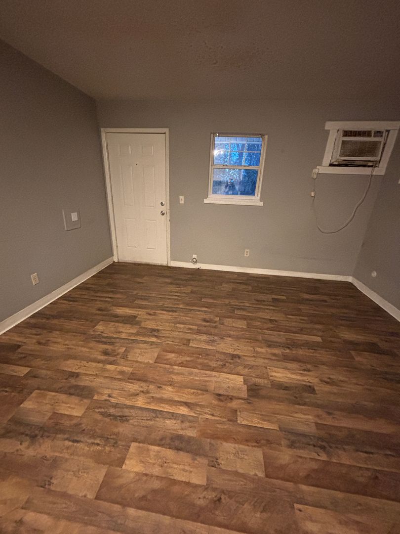 Springfield Apartment: 829 S Douglas Ave