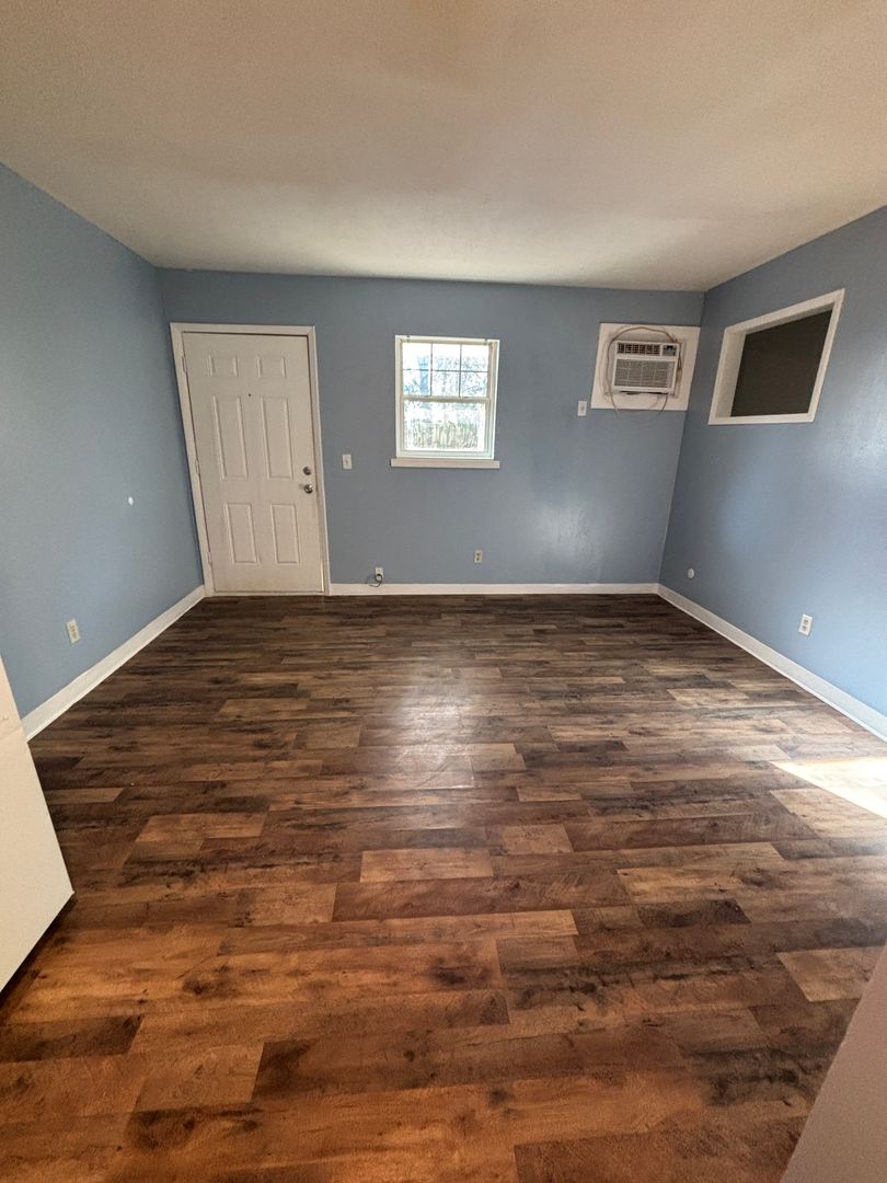 Springfield Apartment: 829 S Douglas Ave