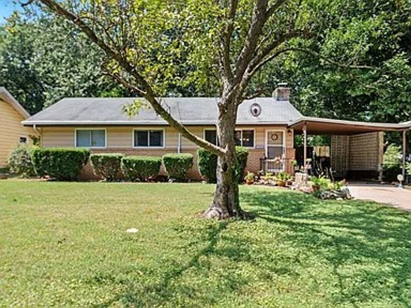 Springfield House: 1909 S Fort Ave