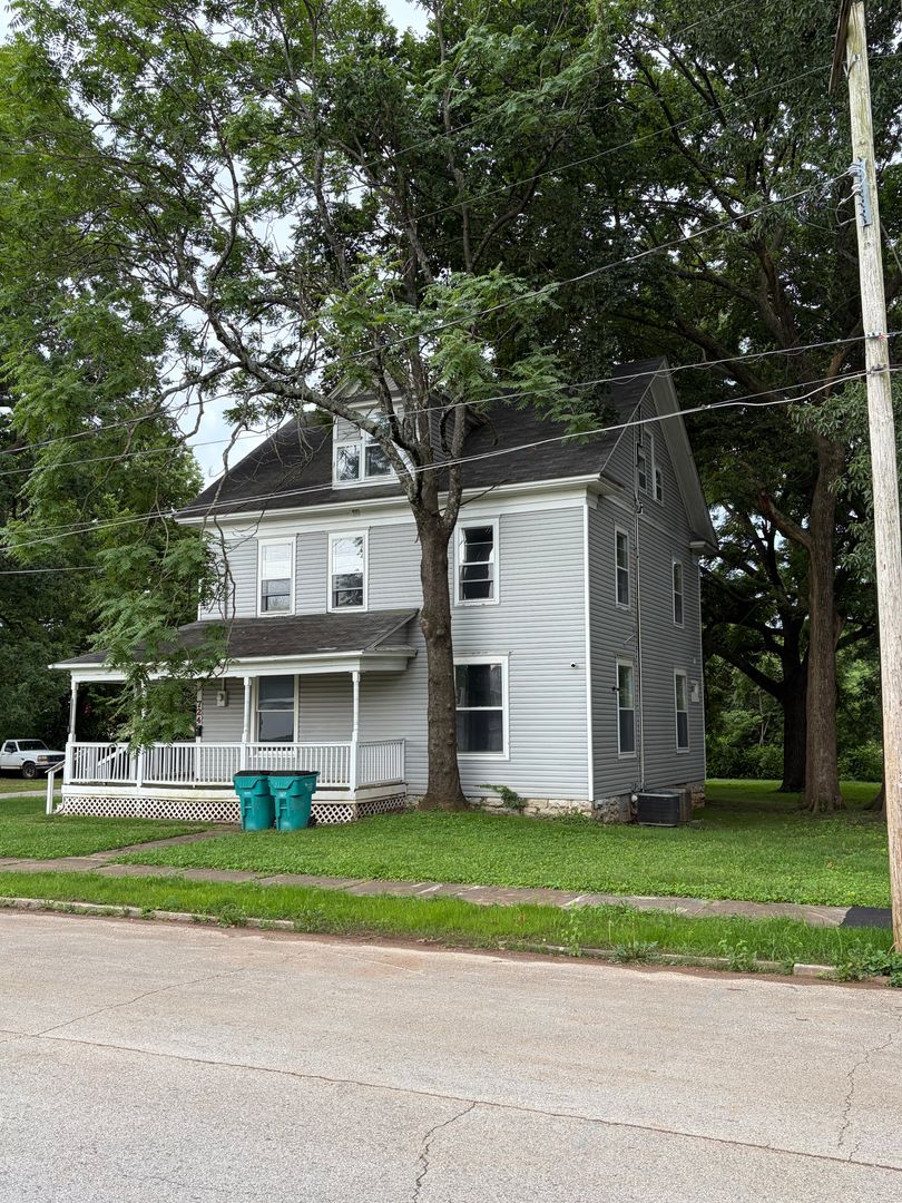 Springfield Apartment: 724 W Elm St