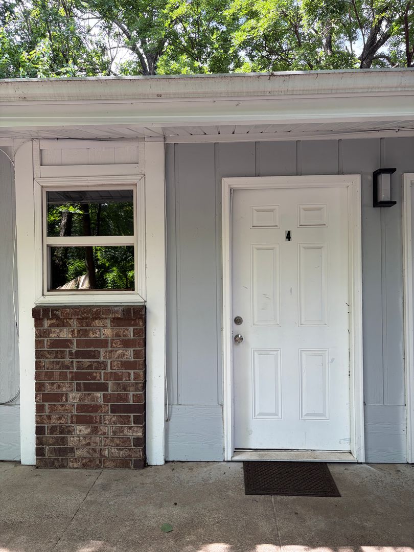 Springfield Apartment: 829 S Douglas Ave