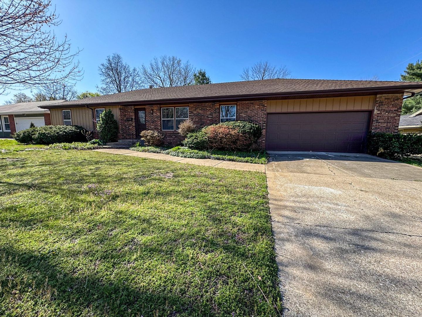 Springfield House: 2238 E Raynell St