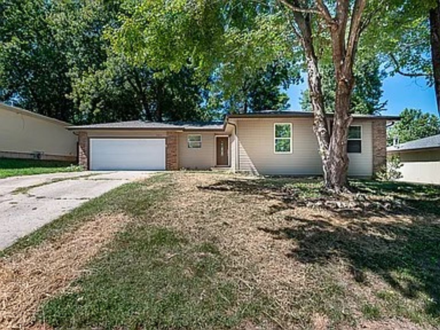 Springfield House: 5649 S Franklin Ave