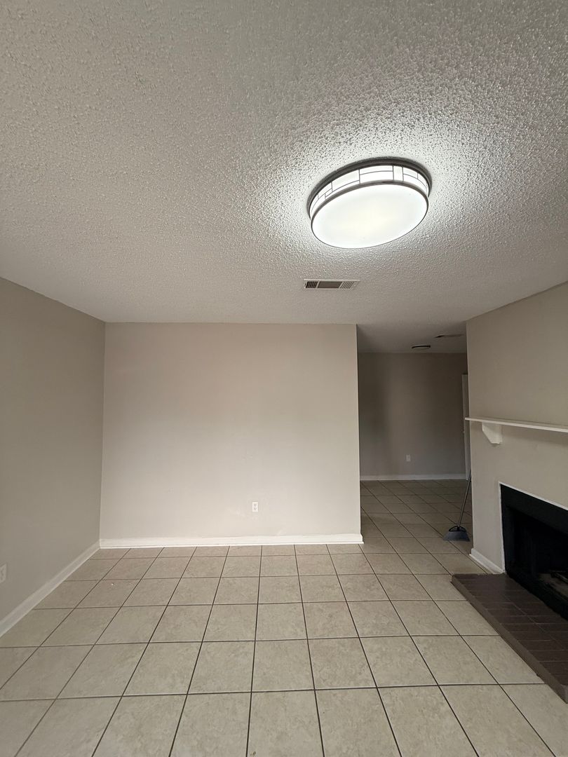 Alexandria Apartment: 2509 Culpepper Rd