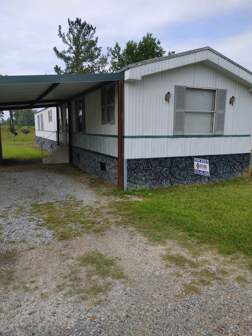 Dry Prong Apartment: 21459 Highway 167