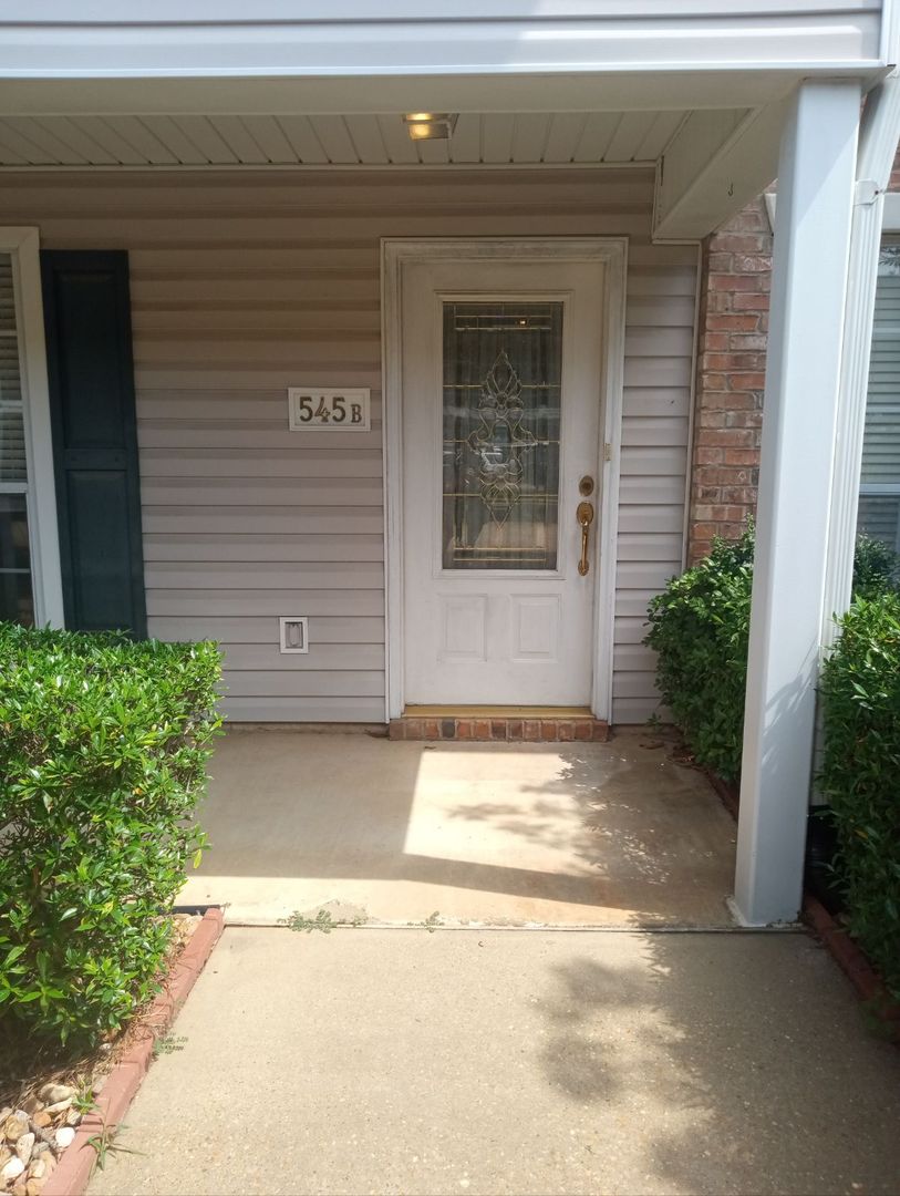 Alexandria House: 545 Versailles Blvd