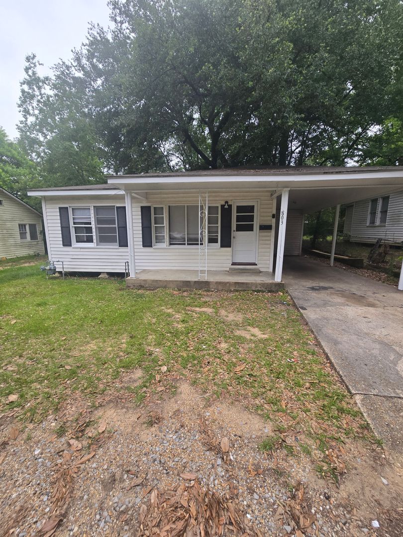 Pineville House: 803 Erion Street