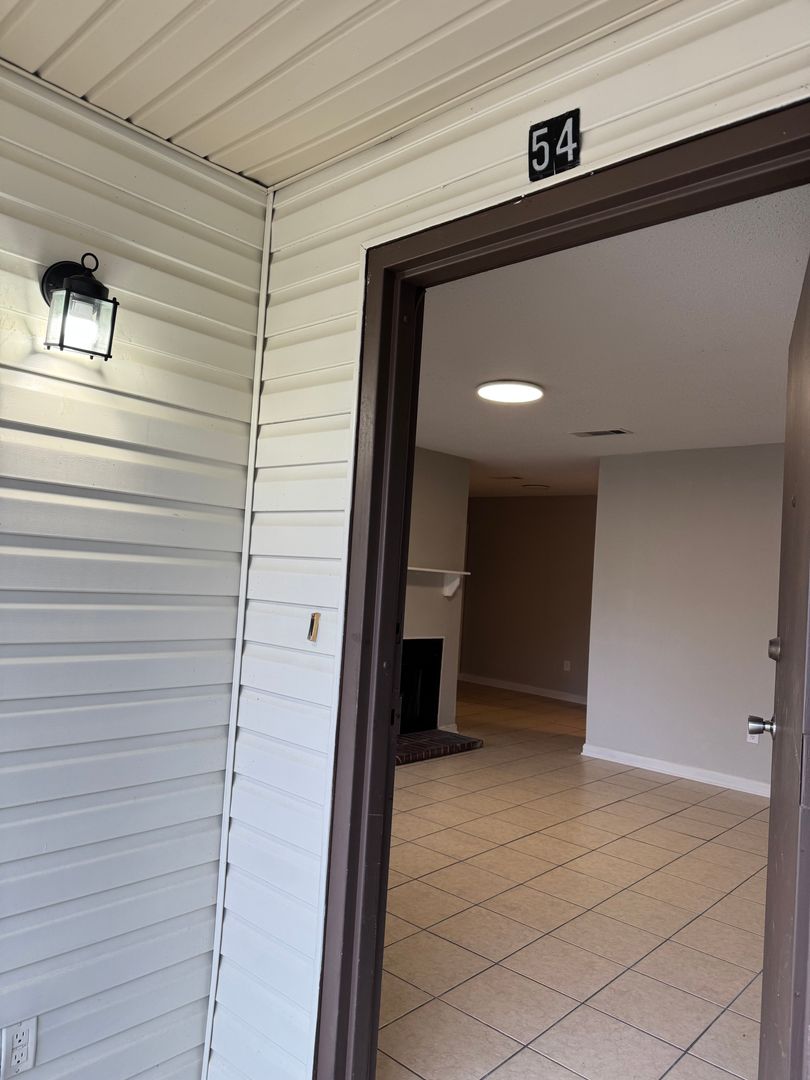 Alexandria Apartment: 2509 Culpepper Rd