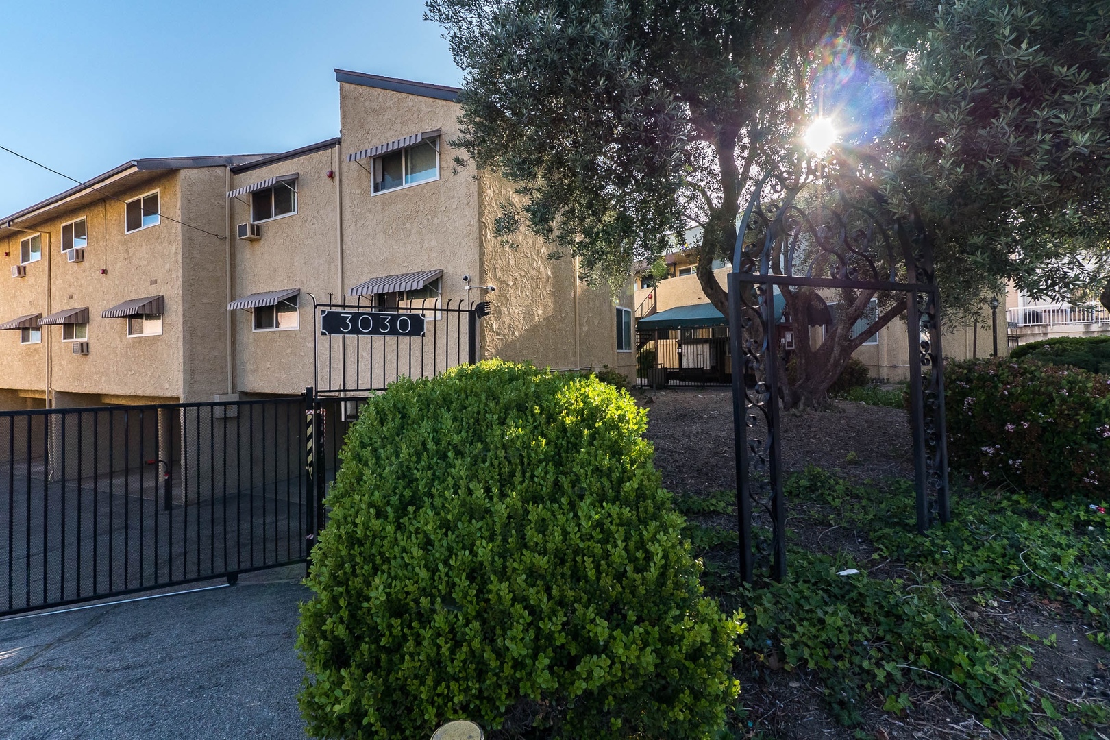 La Crescenta Apartment: 3030 Montrose Ave.