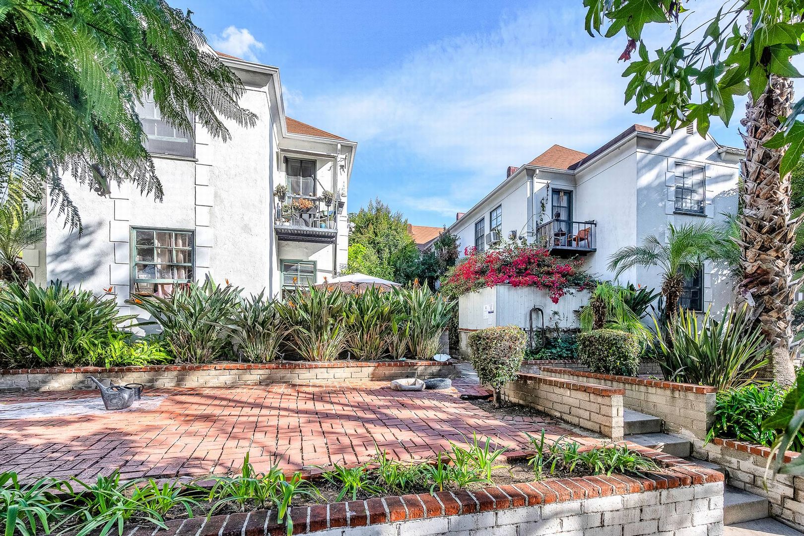 West Hollywood Apartment: 1354 N. Havenhurst Dr. #10
