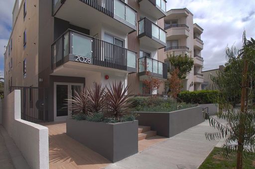 3 bedroom with gated parking! – photo 1