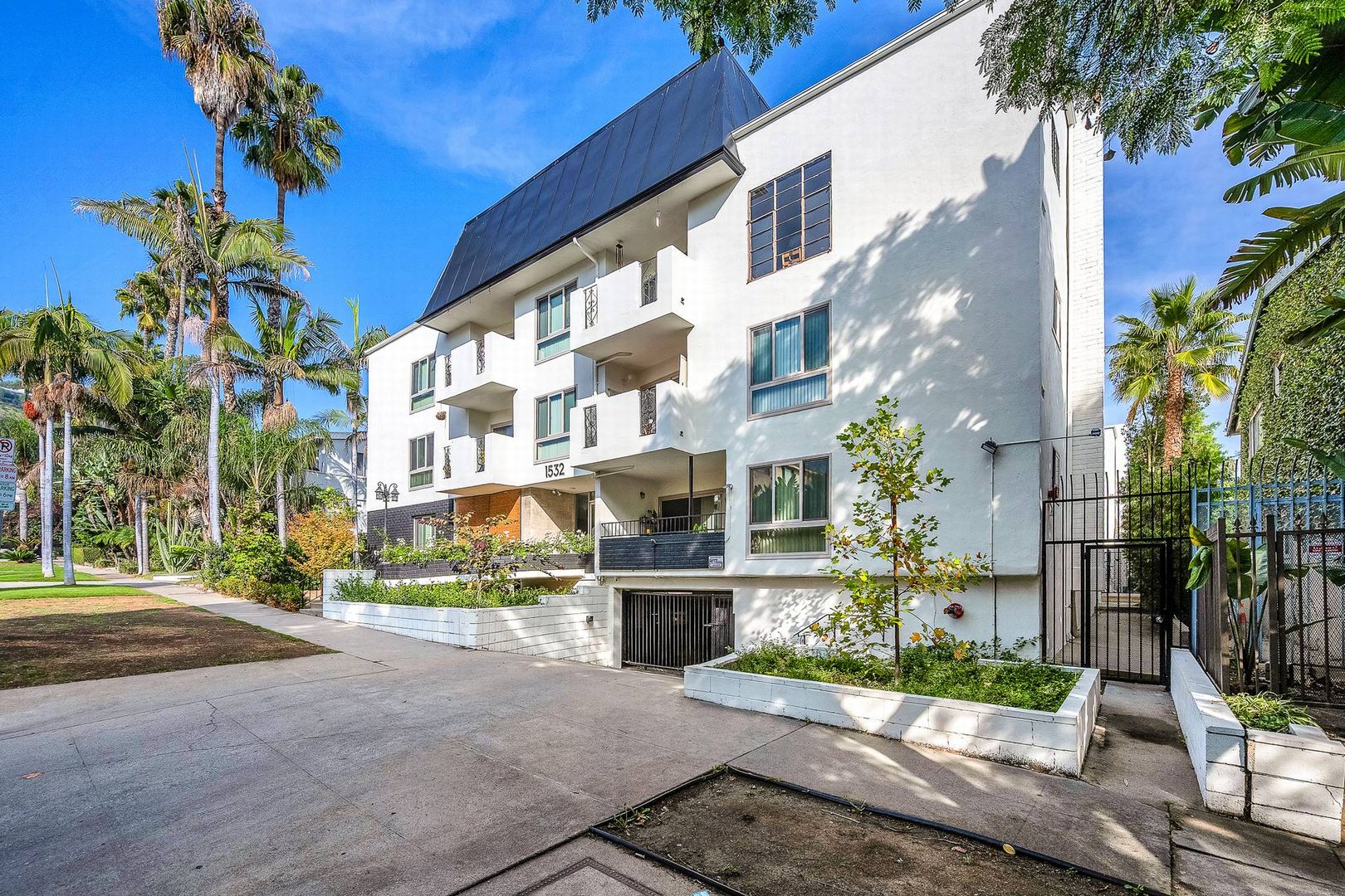 Los Angeles Apartment: 1532 N. Hayworth Ave. #15