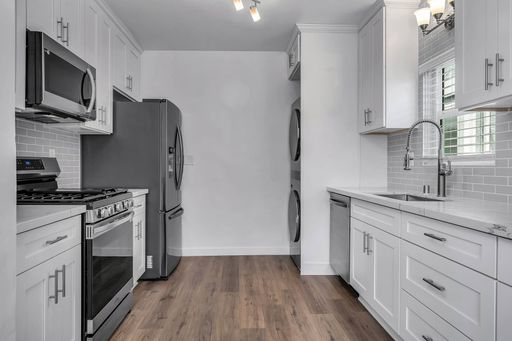 Stunning remodel 2 blocks from the beach!