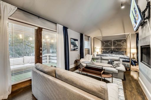 5002-05 Vega "Marfa" Chic Terrace Living in Lower Greenville – photo 1