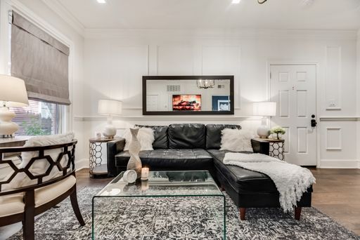 Live in Luxury in Historic Neighborhood – photo 1