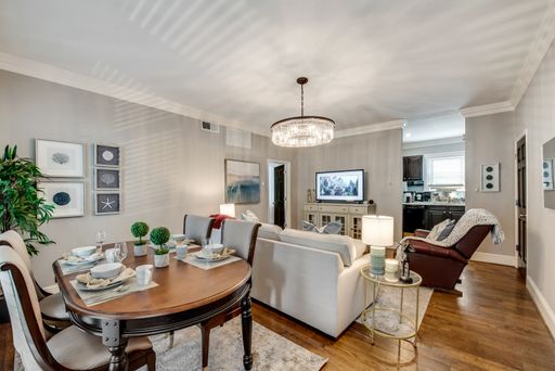 Bright Swiss Ave Luxe 1-bedroom Ensuite Condo – photo 1