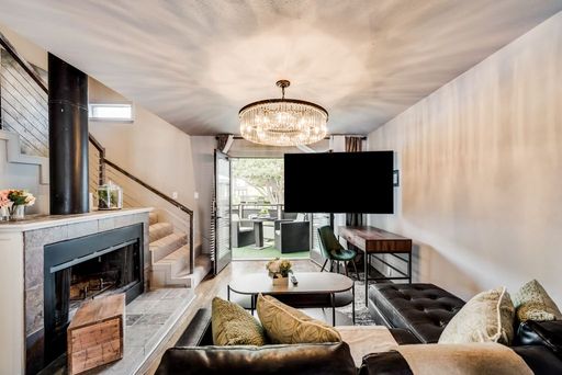 Cozy, 2-story fully furnished 2-bedroom loft with fireplace in Central Dallas – photo 1