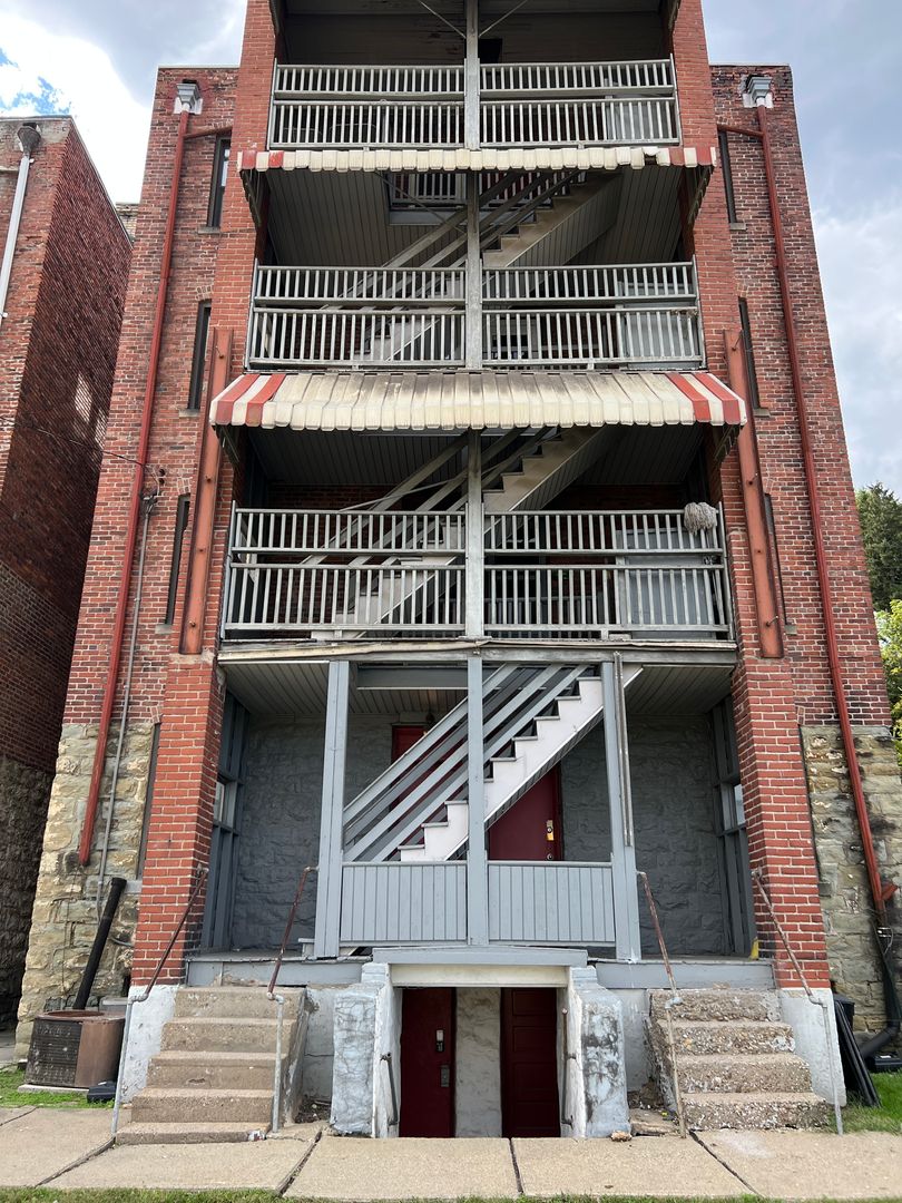 McKees Rocks Apartment: 1116 Island Avenue