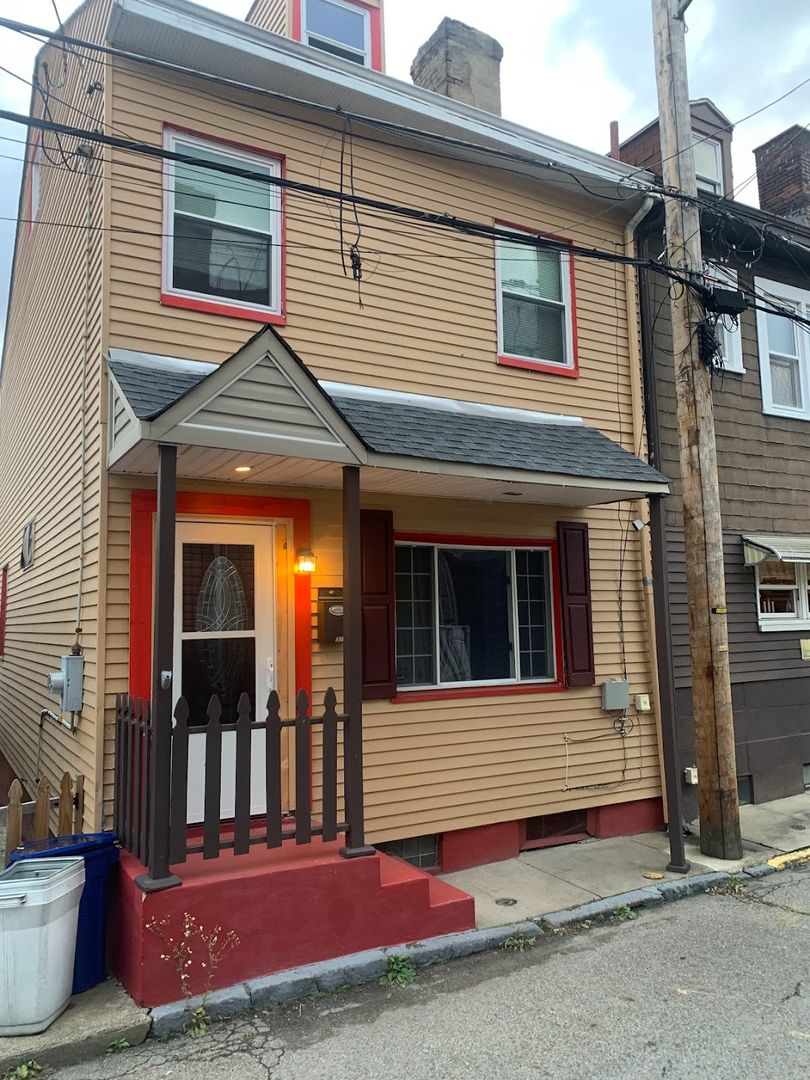 Pittsburgh House: 325 Orwell Way