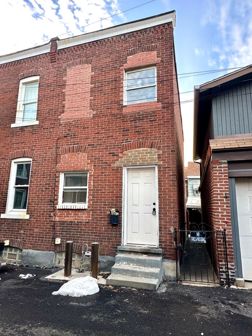 Pittsburgh House: 243 Orville Way