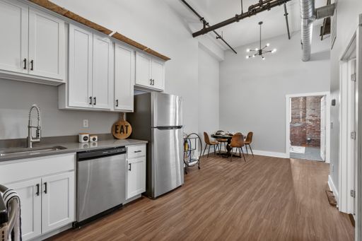 Luxury Apartment 2 BD with City Views, FIRST MONTH FREE! – photo 1