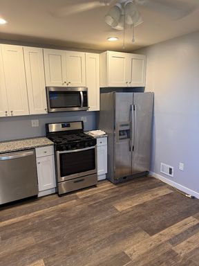 Recently Updated Studio Unit In The Southside Slopes. Convenient Locaiton. Available September. – photo 1