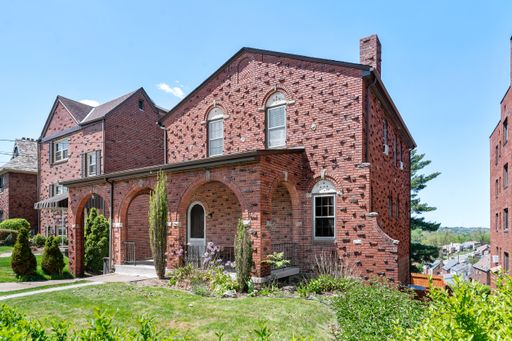 Spacious 4 Bed/2 Bath Home in Brentwood - Original Charm, Off-Street Parking - Available October! – photo 1