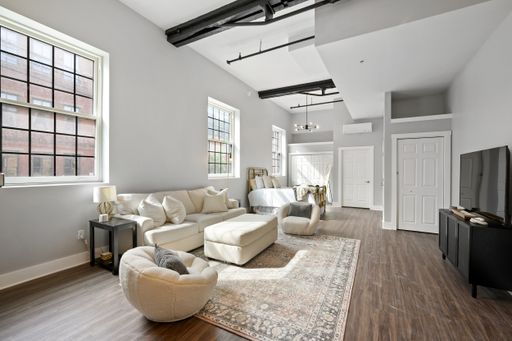 Luxury Studio Apartment on Pittsburgh's South Side Available on 10/2 – photo 1