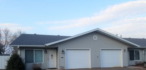 Spacious 2BR Eau Claire Ranch-Style Townhouse-Patio/Gas Fireplace/Garage/Washer & Dryer- Easy Access to I-94. – photo 1