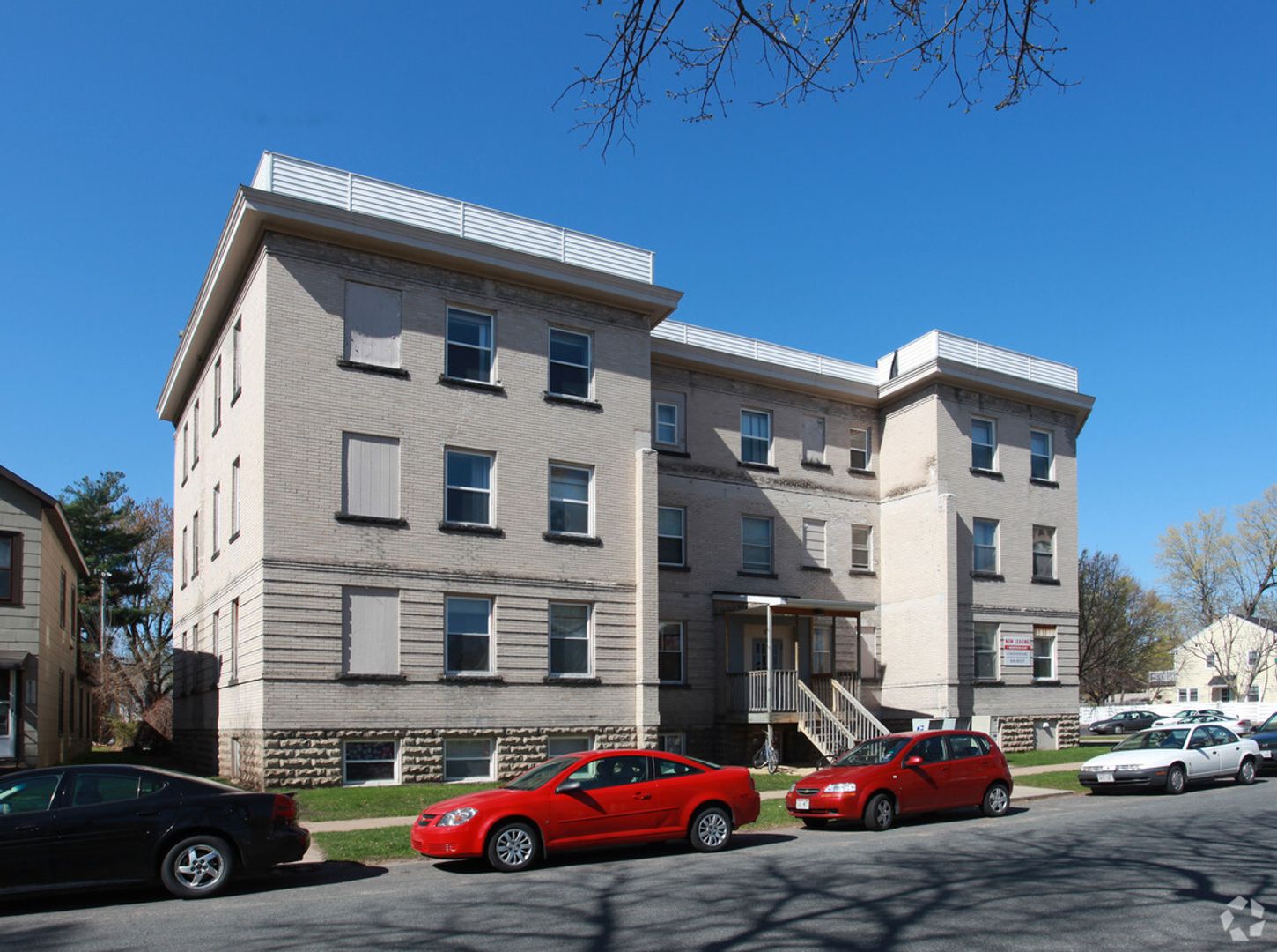 Eau Claire Apartment: 920 Oxford Ave