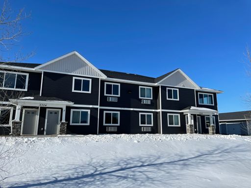 Spacious and Pet-Friendly Duplex in Eau Claire – Your Ideal Rental Awaits! – photo 1