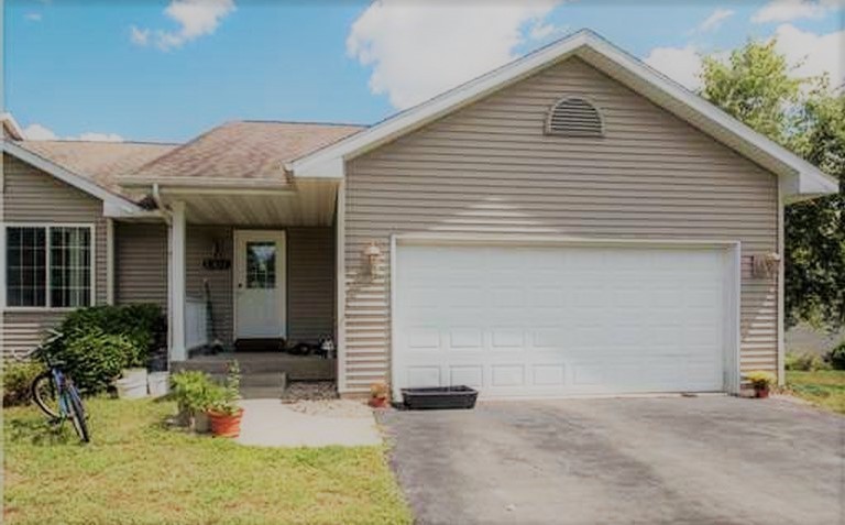 Eau Claire House: 1307 Kernan Ct