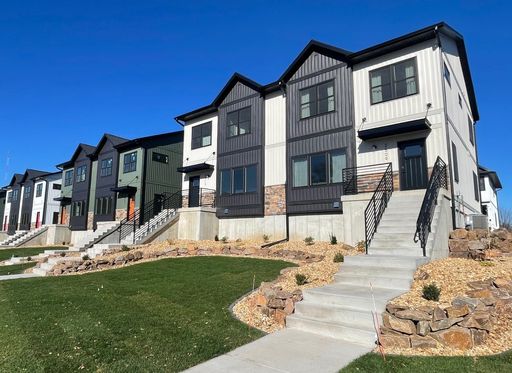 Brand New Luxury Townhomes: 3BR, 2.5Bath Altoona WI – photo 1