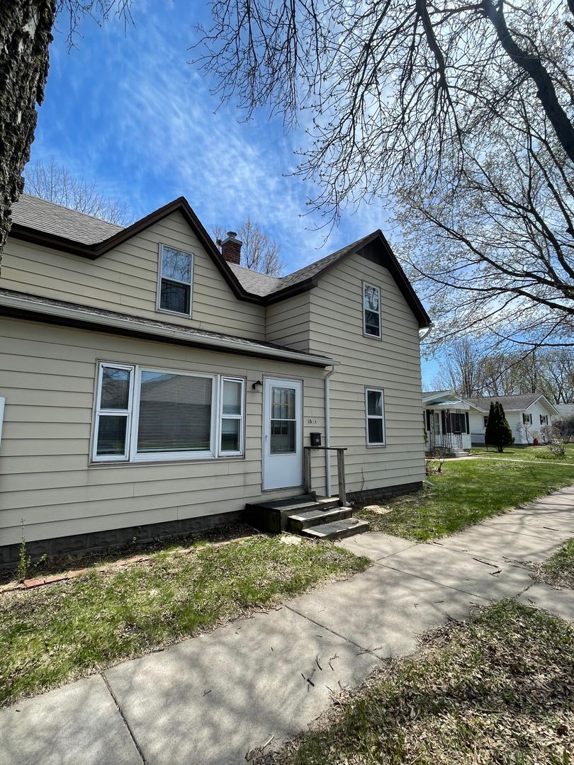 Menomonie Apartment: 1614 - 1614 1/2 Tainter St