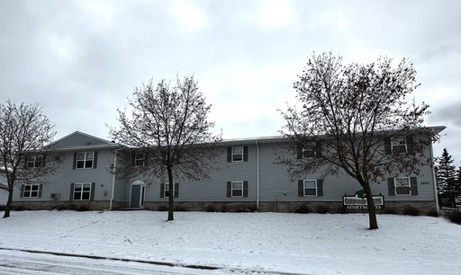 Cozy 2 Bedroom Located In Eau Claire! New paint and flooring! – photo 1