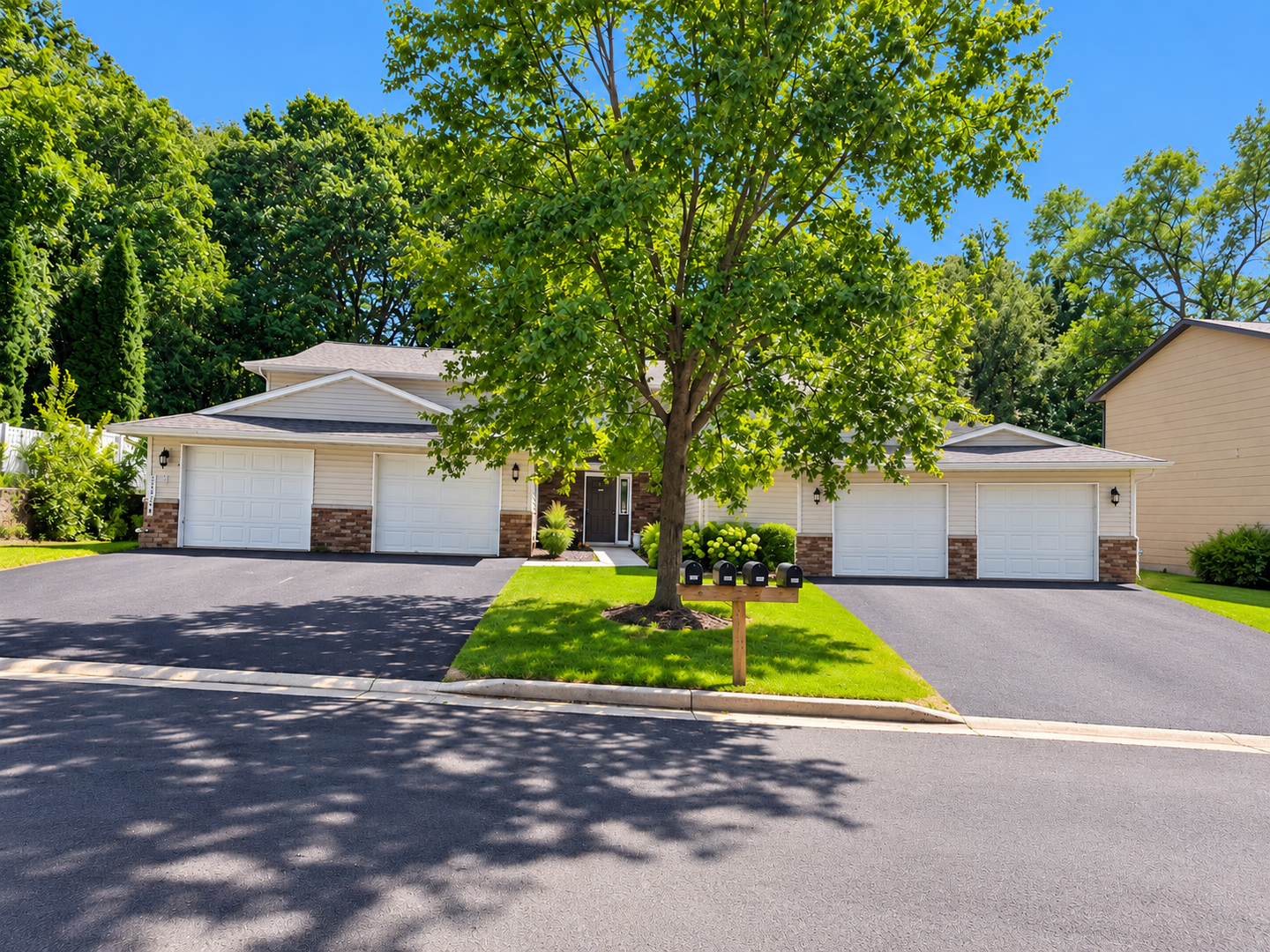 Altoona Apartment: 805 807 809 811 Briar Lane