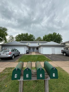 1BR Southside Apartment with Attached Garage – photo 1