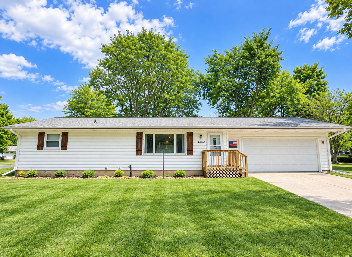 Eau Claire House: 211 Joan St