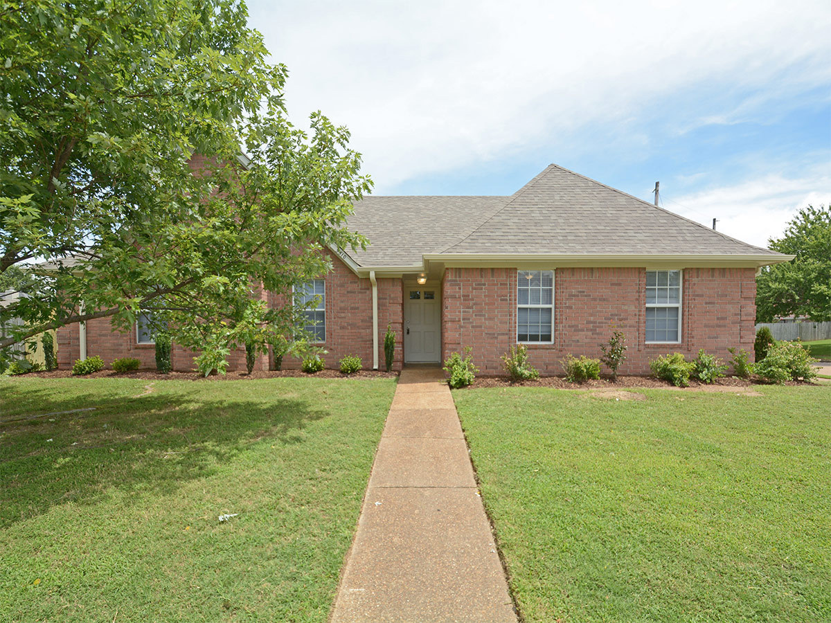 Memphis House: 5510 April Forest