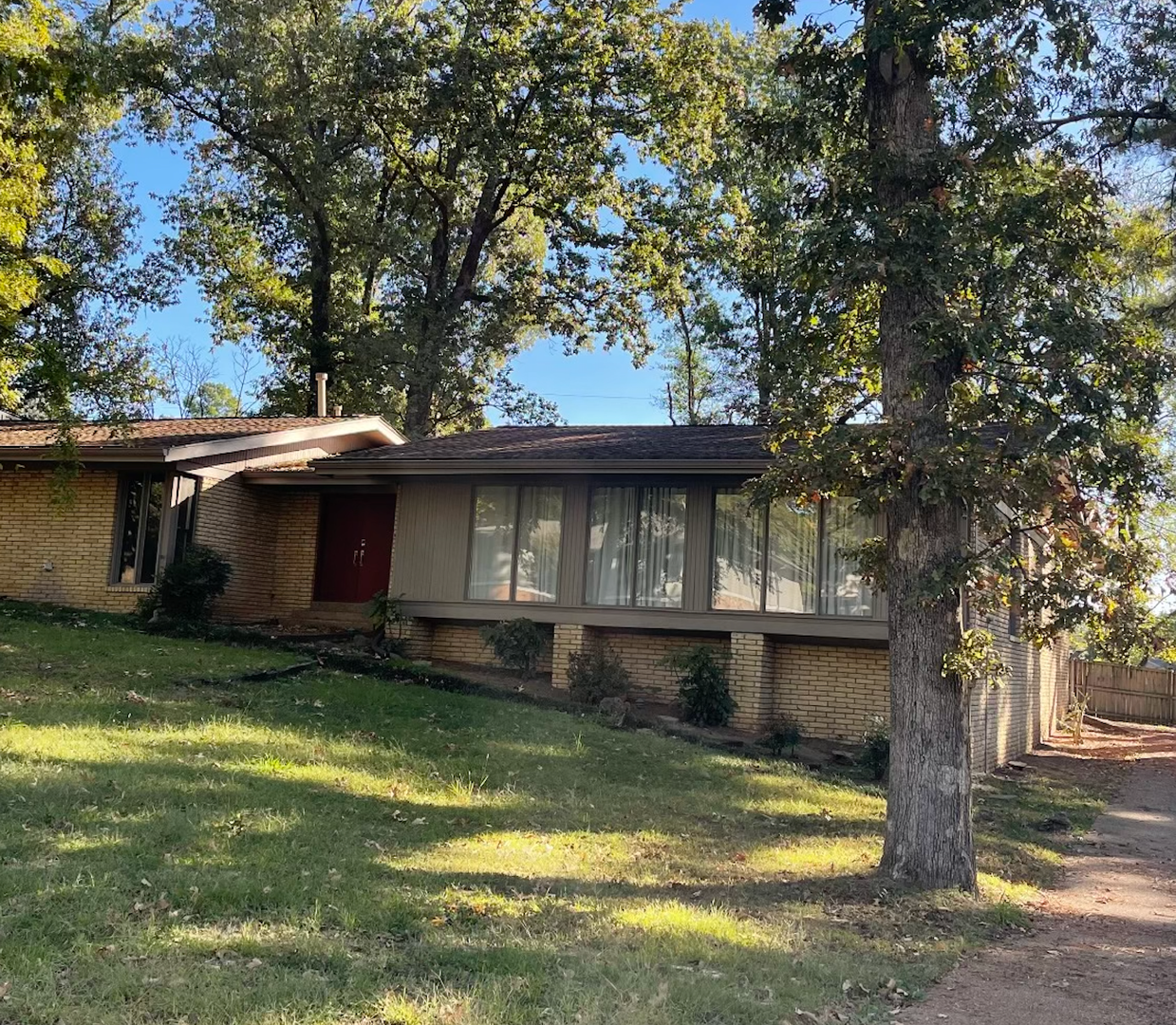 Memphis House: 54 S East Yates